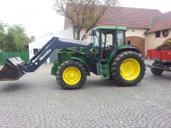 John Deere 6610SE s čelním nakladačem