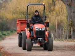 Kompaktní elektrický traktor Kubota LXe-261