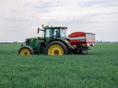 Britský farmár znižuje náklady vďaka presnému rozmetaniu s Kverneland Exacta TL GEOSPREAD iDC