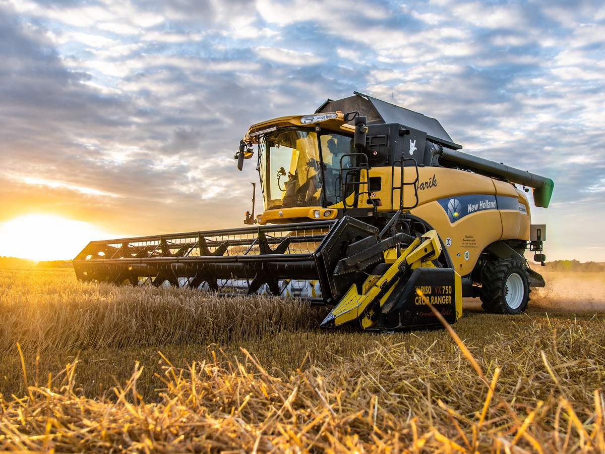 Sklízecí mlátička New Holland CX 8080 se sklízecím adaptérem BISO CropRanger.