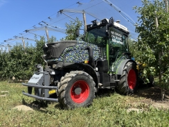 Autonómny traktor v ovocných sadoch