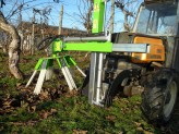 Jak omezit herbicidy a zvládnout příkmenný pás mechanicky ve vinici i sadu